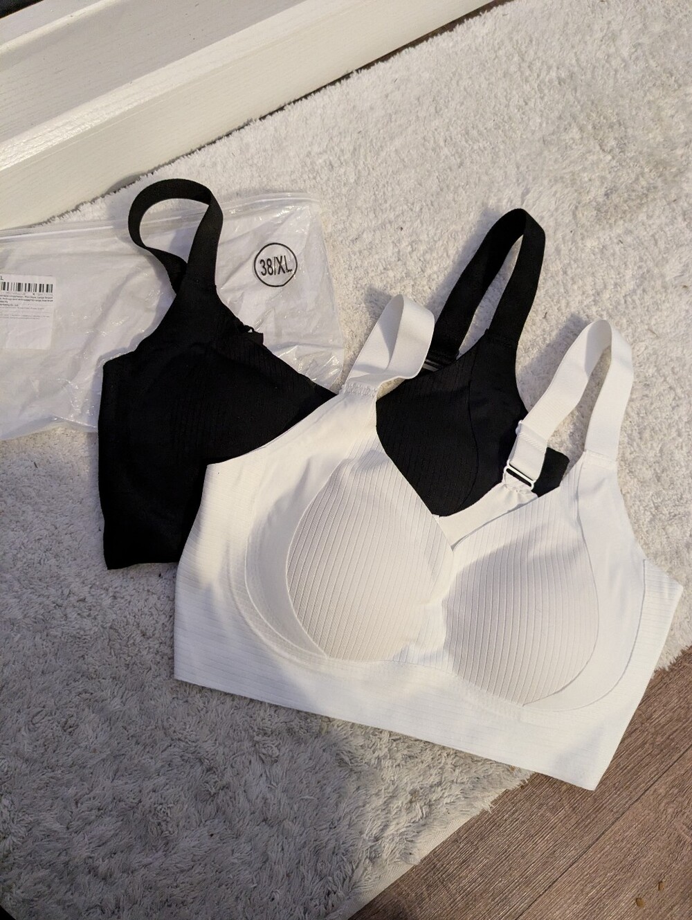 2 PK .Wireless Comfort Seamless Bras -1 Black & 1 White